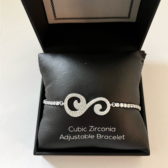 NEW IN BOX Cubic zirconia adjustable bracelet - Picture 1 of 3
